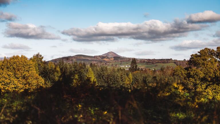 Aussicht auf Berge und Wälder vom Monmouthshire und Brecon Canal.