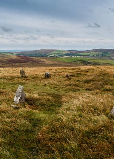 Eine Ansammlung neolithischer Steine in den Preseli Hills mit Blick auf den Gipfel des Carn Menyn.
