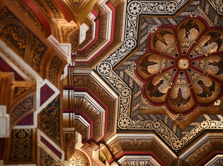 Aufwendig gestaltete Decke im Inneren von Cardiff Castle.