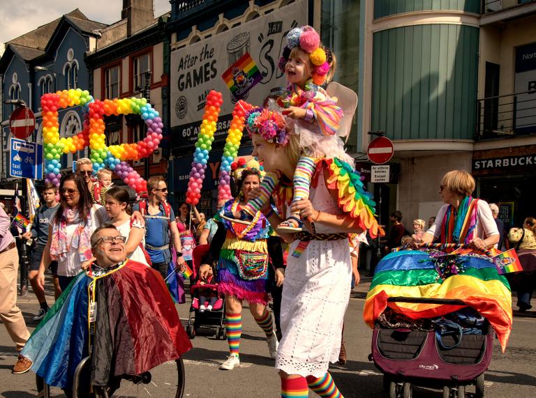 Eine farbenfrohe Parade bei der Pride Cymru.