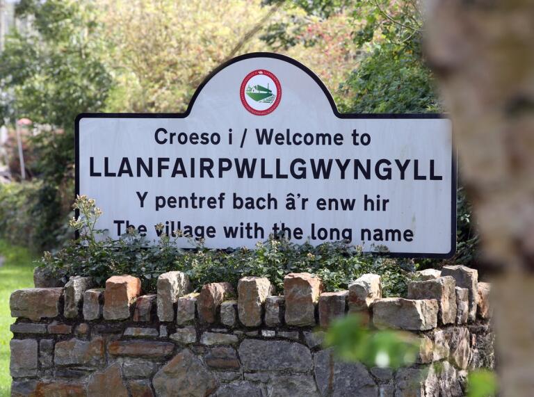 Welsh sign that says Llanfairpwllgwyngyll.