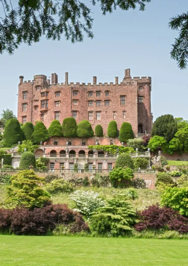 Ansicht von Powis Castle und den terrassenförmigen Gärten im Vordergrund.
