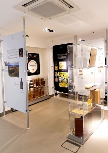 Gegenstände in Vitrinen und Kunstwerke in der Ausstellung der Penderyn Distillery.