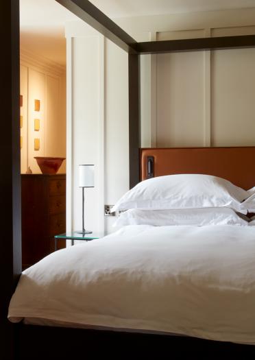 Luxuriöses Hotelzimmer mit Doppelbett.