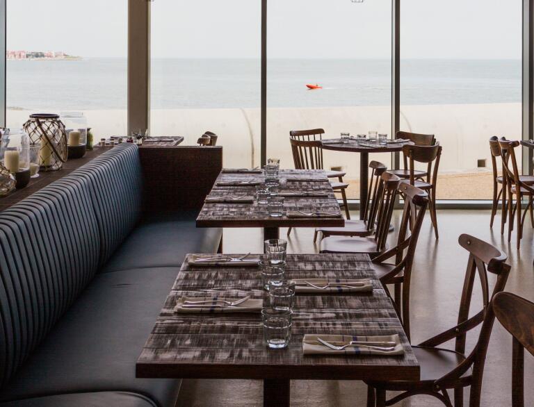 Interieur eines Restaurants mit Blick auf das Meer.