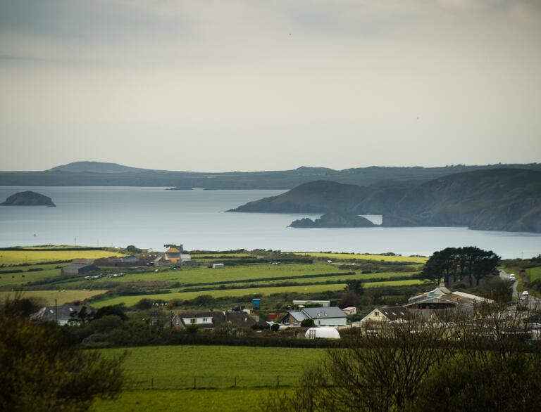 Ausblick über Landschaft und Meer.