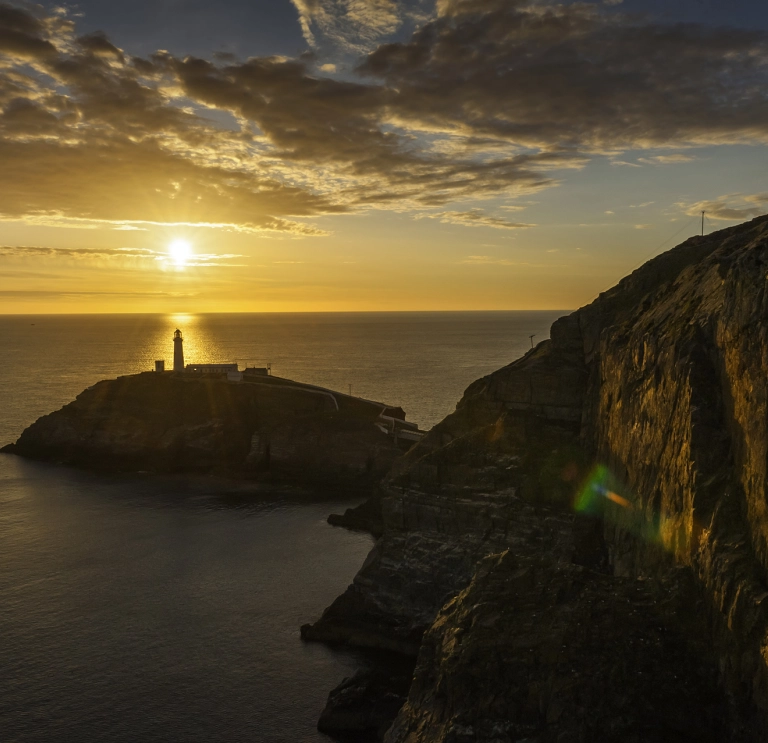 South Stack Leuchtturm bei Sonnenuntergang in der Nähe von Holyhead Anglesey.