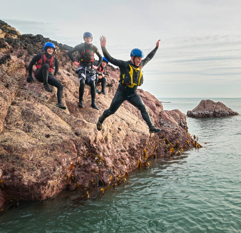 Coasteering bei St Davids, Pembrokeshire.