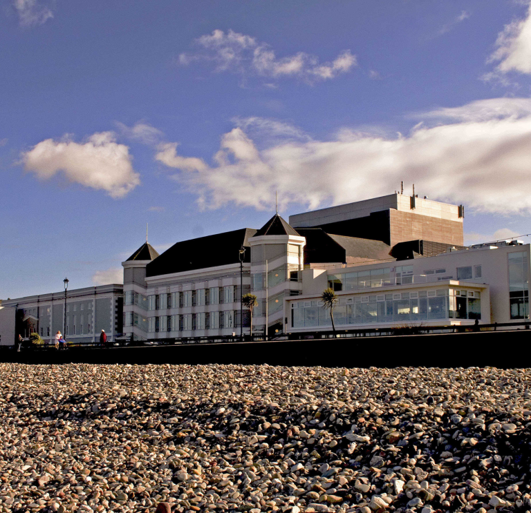 Blick auf Venue Cymru, Llandudno, Nordwales.