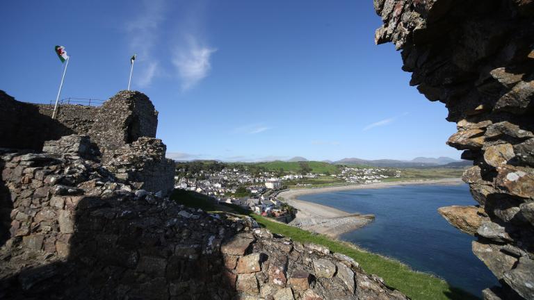 Blick von der Burg auf die Küste bei Criccieth.