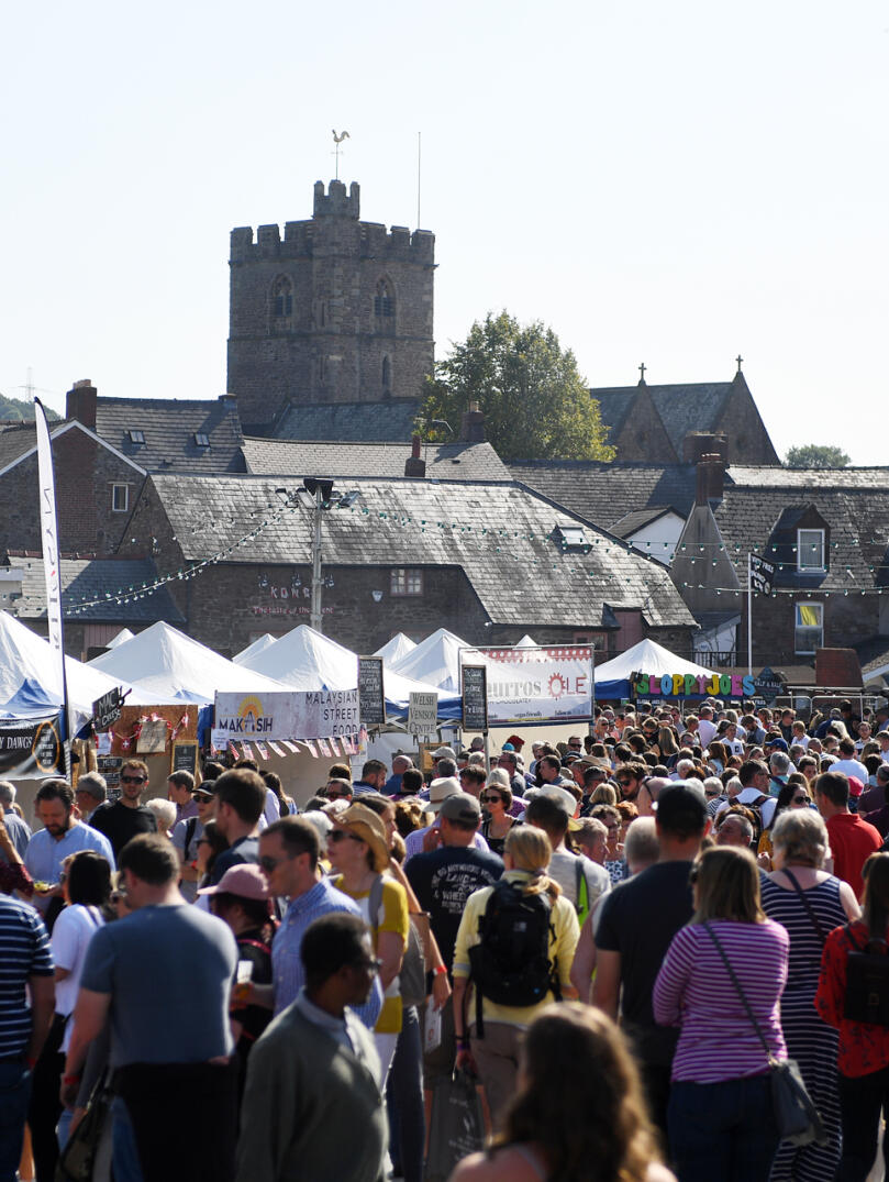 crowd in busy outdoor food festival.