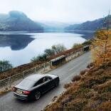 Blick auf das auto, das am Elan Valley, Mittelwales.