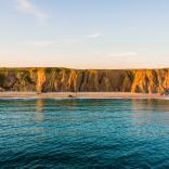 Ein Bild von Marloes Cliffs und Meer bei Sonnenuntergang